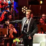 Emmanuel presenta ‘Emmanuel Sinfónico’ en El Cantoral y anuncia gira por sus 50 años de carrera