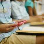 México restringe el uso de celulares en escuelas de educación básica